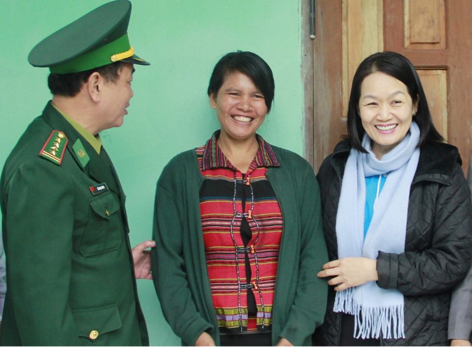 Tại buổi lễ, Phó Chủ tịch Hội LHPNVN Bùi Thị Hòa đã thăm hỏi, động viên gia đình chị Hồ Thị Bác, xã A Ngo, huyện Đăkrong - một trong số phụ nữ nghèo được trao Mái ấm tình thương đợt này.