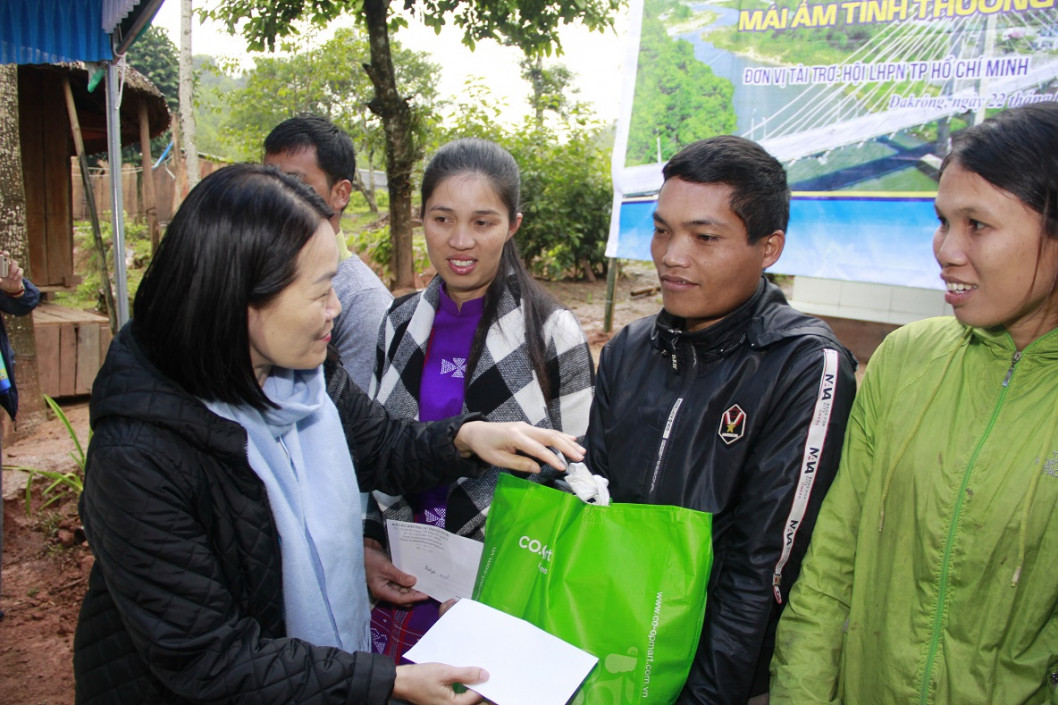 Phó Chủ tịch Bùi Thị Hòa tặng quà Tết cho các hộ dân người Pa Cô, Vân Kiều thuộc 2 xã A Ngo và A Bung, huyện Đakrông.