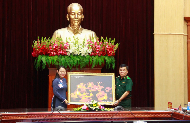 Thủ trưởng Bộ tư lệnh Bộ đội biên phòng trao tặng tranh lưu niệm cho TƯ Hội LHPNVN