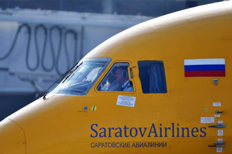 Chiếc máy bay bị tai nạn mới được đưa vào hoạt động cách đây 8-9 năm. Nó từng được hãng Saratov sử dụng trong những chuyến bay nước ngoài. Hãng Saratov từng bị Cơ quan quản lý hàng không Nga xử phạt vì các vi phạm quy định an ninh. Do đó, hãng không thể vận hành các chuyến bay quốc tế từ ngày 26/10/2015. Tuy nhiên, hãng đã được cho phép bay ra nước ngoài trở lại từ tháng 5/2016.