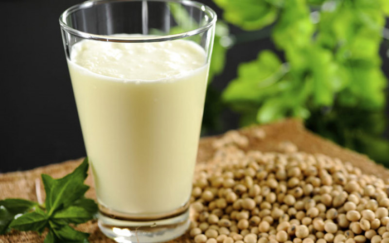 Sữa đậu nành và những sản phẩm đậu nành giàu vitamin C và E. Mỗi ngày uống sữa đậu nành hay ăn các sản phẩm đậu nành có thể tăng cường độ mềm mịn cho da, đồng thời còn có thể làm mờ vết sẹo.