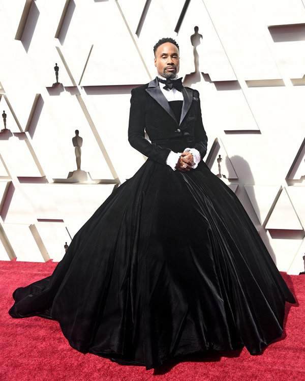 Trên thảm đỏ lễ trao giải Oscar 2019 đang diễn ra tại Los Angeles (Mỹ), diễn viên Billy Porter đã khiến công chúng ngỡ ngàng khi xuất hiện trong trang phục độc đáo: nửa tuxedo, nửa váy.

