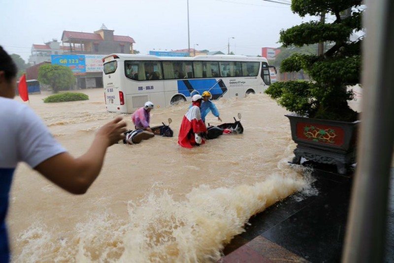 Quốc lộ 2 chạy qua Vĩnh Yên cũng bị ngập nước. Nhiều xe bị chết máy giữa đường. 