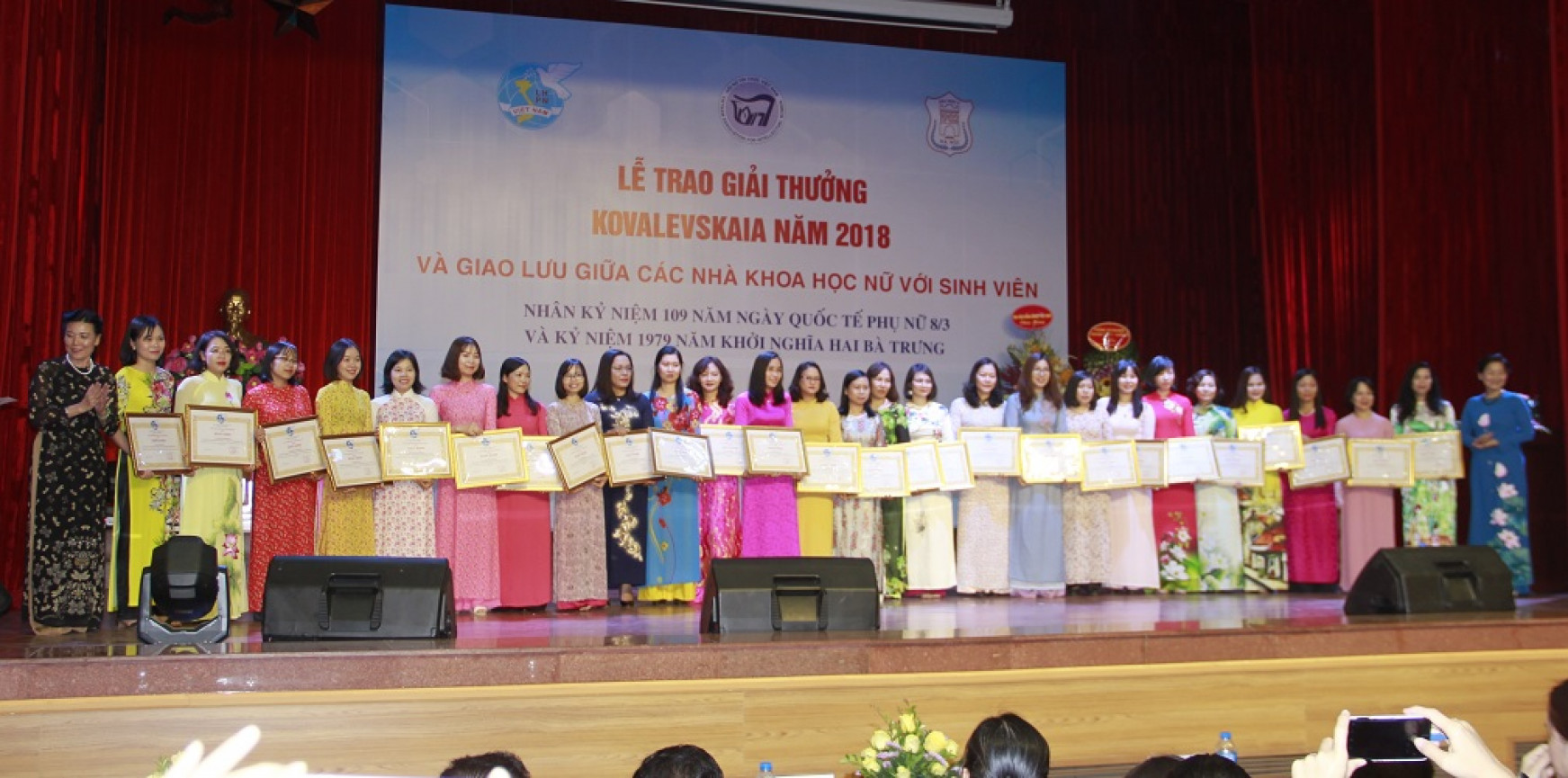 Các Phó Chủ tịch Hội LHPNVN: Nguyễn Thị Tuyết (bìa trái) và Trần Thị Hương (bìa phải) trao tặng Bằng khen cho hội viên Hội Nữ trí thức Việt Nam được phong học vị Tiến sỹ trong nước năm 2017 và 2018