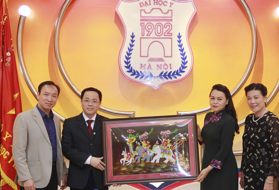 Nhân dịp này, Chủ tịch Hội LHPN Việt Nam Nguyễn Thị Thu Hà đã trao quà lưu niệm cho lãnh đạo Trường Đại học Y Hà Nội.