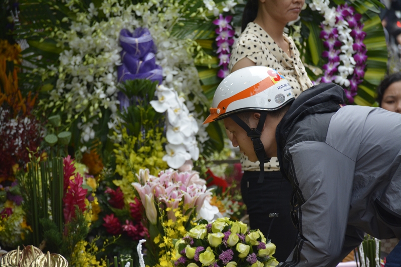 Một người đàn ông đang tỉ mẩn lựa chọn hoa tại chợ hoa Hồ Thị Kỷ, Q.10.