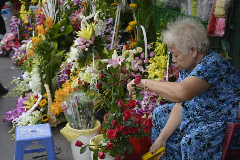 Theo các tiểu thương, so với năm ngoái, lượng khách năm nay không đông bằng. Tuy nhiên, giá hoa vẫn tăng hơn so với ngày thường. Giá bán mỗi bó hoa dao động từ 200.000 - 500.000 đồng/bó.