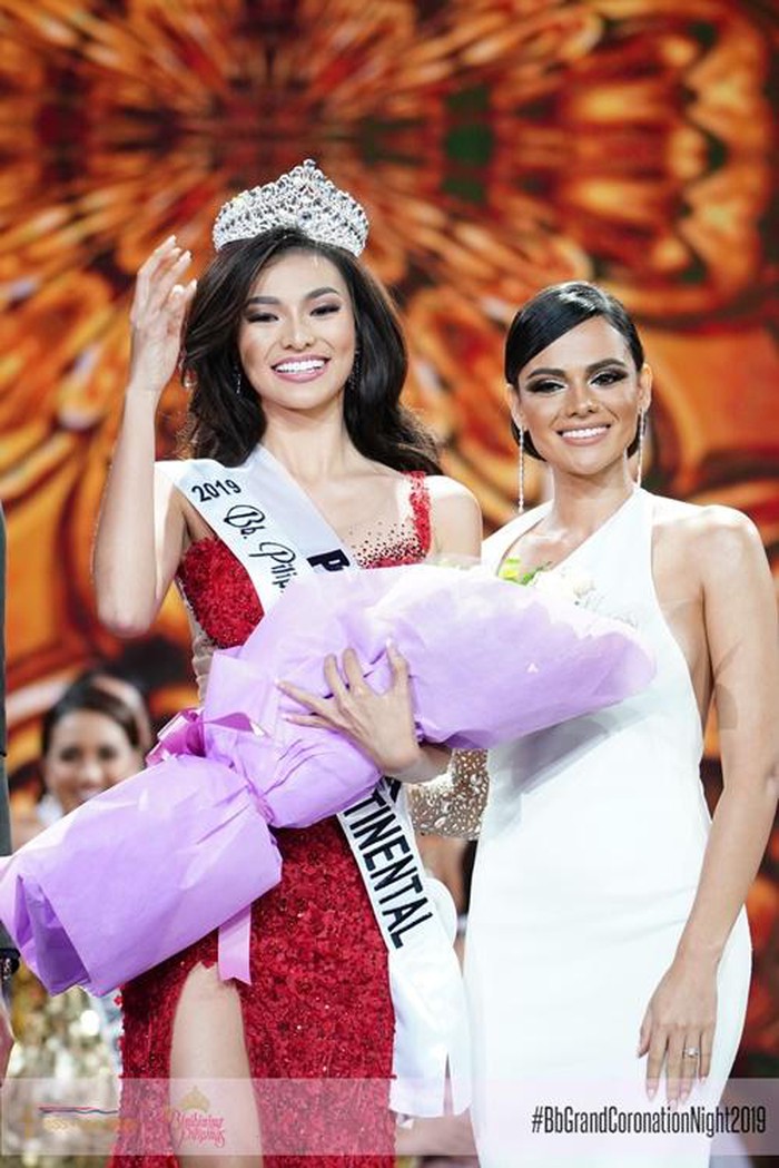 Đoạt vương miện Hoa hậu Liên lục địa Philippines 2019 là Emma Mary Tiglao. Liệu cô có thể nối tiếp người tiền nhiệm Karen Gallman (phải) giành chiến thắng tại cuộc thi Hoa hậu Liên lục địa - Miss Intercontinental 2019 sắp tới?