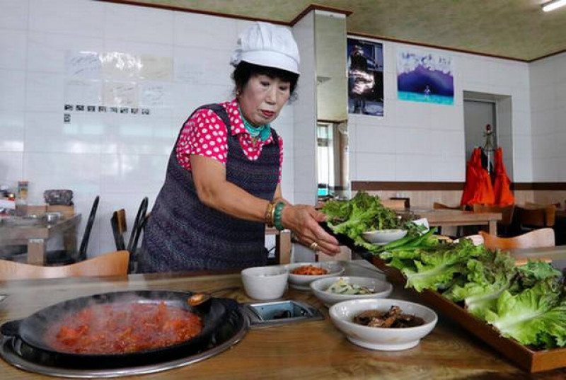 Nhiều fan hâm mộ từ khắp mọi nơi còn đổ về Yongin (cách thủ đô Seoul 34 km) để thưởng thức các bữa ăn giá 5 USD tại nhà hàng của bà Park. “Video về cuộc sống bà Park rất chân thật. Đó là cách nhìn thế giới qua con mắt của một người bà. Bà dám nhìn thẳng vào những vấn đề phụ nữ mà chúng ta ngại đề cập đến. Chúng tôi thường xuyên dõi theo bước thay đổi trong cuộc sống của bà”, cô Lee Injae (31 tuổi) sống ở Seoul nhận xét.