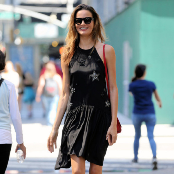 Siêu mẫu Barbara Fialho lựa chọn một chiếc váy yếm màu đen nữ tính và một chiếc túi màu đỏ nổi bật cho buổi casting cho Victoria's Secret.