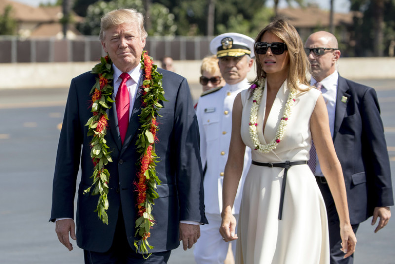 Đông đảo người dân và các binh sĩ Mỹ tại Hawaii đã tới chào đón Tổng thống Trump và phu nhân. Nhà lãnh đạo Mỹ đã nhận được những vòng hoa nhiều màu sắc đặc trưng của Hawaii.

