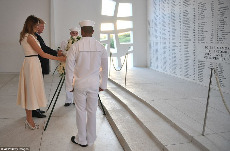 Tổng thống Trump và phu nhân Melania đã đặt vòng hoa tưởng niệm các quân nhân đã ngã xuống trong trận tấn công Trân Châu Cảng. 

