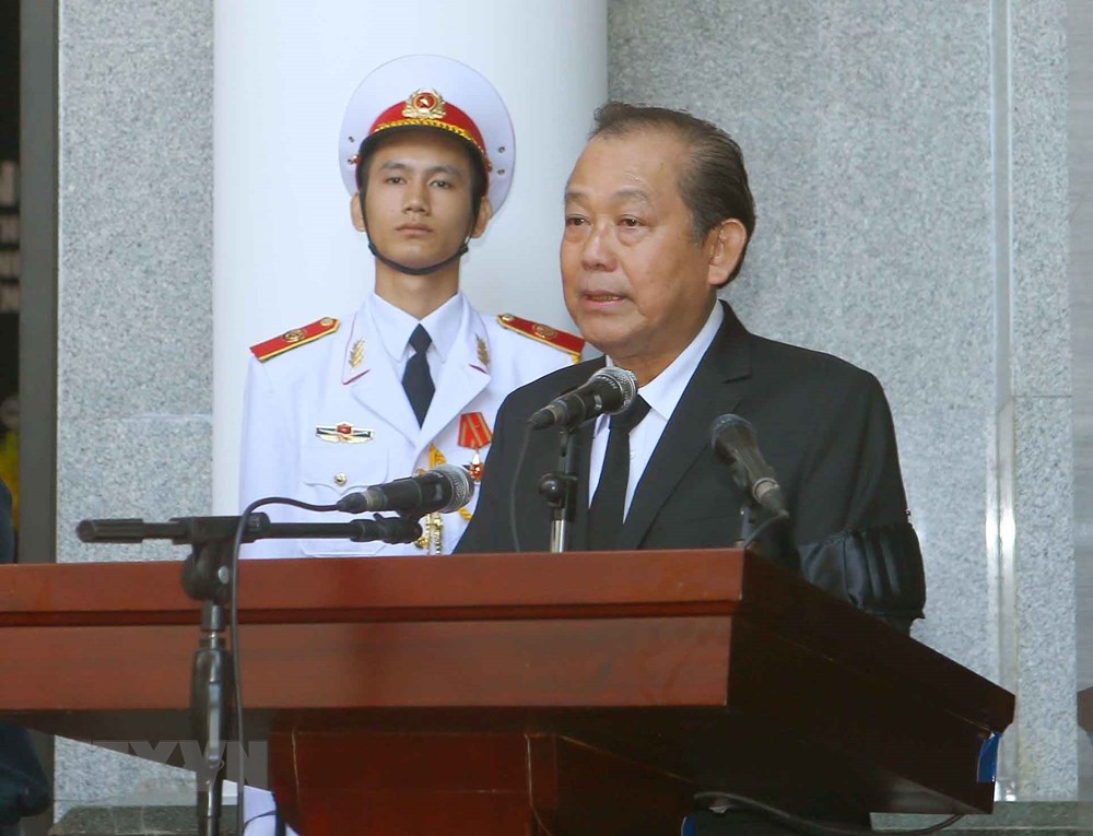 Đồng chí Trương Hòa Bình, Ủy viên Bộ Chính trị, Phó Thủ tướng thường trực Chính phủ, Trưởng Ban Tổ chức Lễ tang đọc danh sách Ban Tang lễ