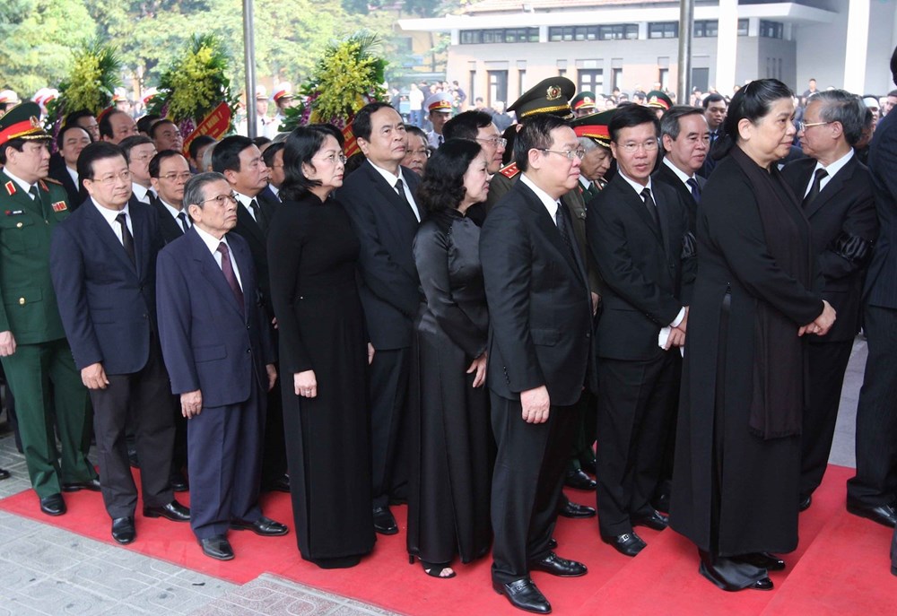 Đoàn các đồng chí lãnh đạo, nguyên lãnh đạo Đảng, Nhà nước vào viếng nguyên Tổng Bí thư Đỗ Mười. (Nguồn: TTXVN)