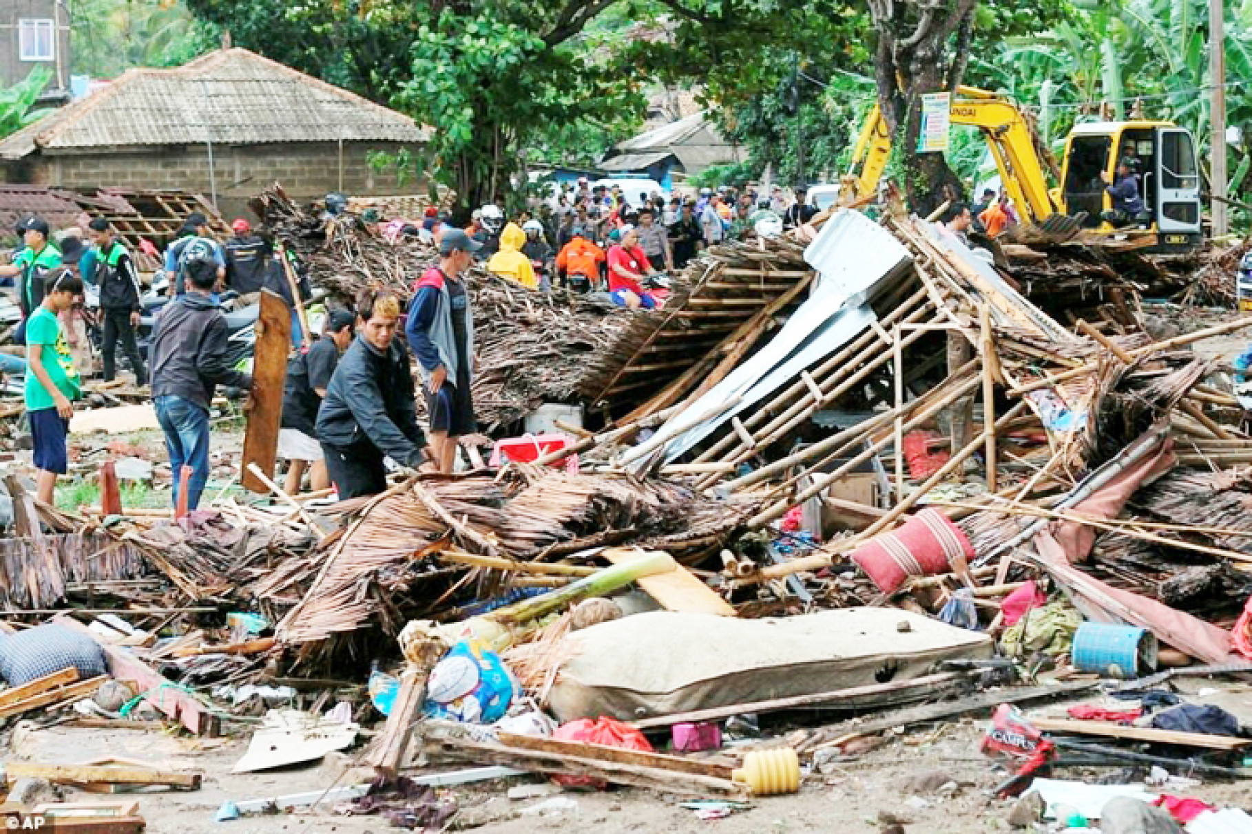 Số người chết vì sóng thần ở Indonesia đang tăng lên bởi cả hai hòn đảo là Sumatra và Java đều chịu ảnh hưởng nghiêm trọng của thảm họa này. Lực lượng tìm kiếm cứu nạn vẫn chưa thể tiếp cận được toàn bộ các khu vực bị ảnh hưởng. 