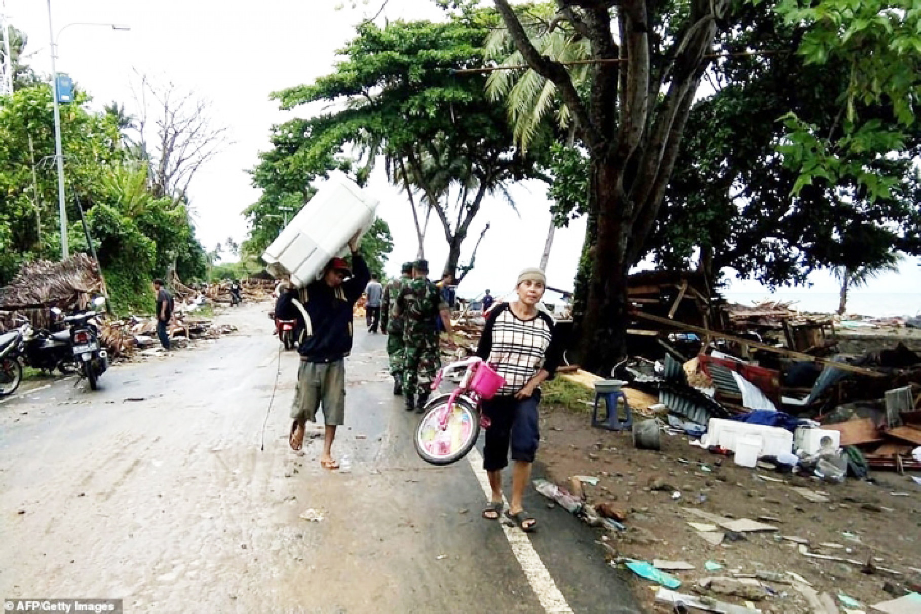 Tổng thống Indonesia Joko Widodo đã chia sẻ nỗi đau với gia đình các nạn nhân sóng thần ở Pandeglang, Serang và Nam Lampung. 