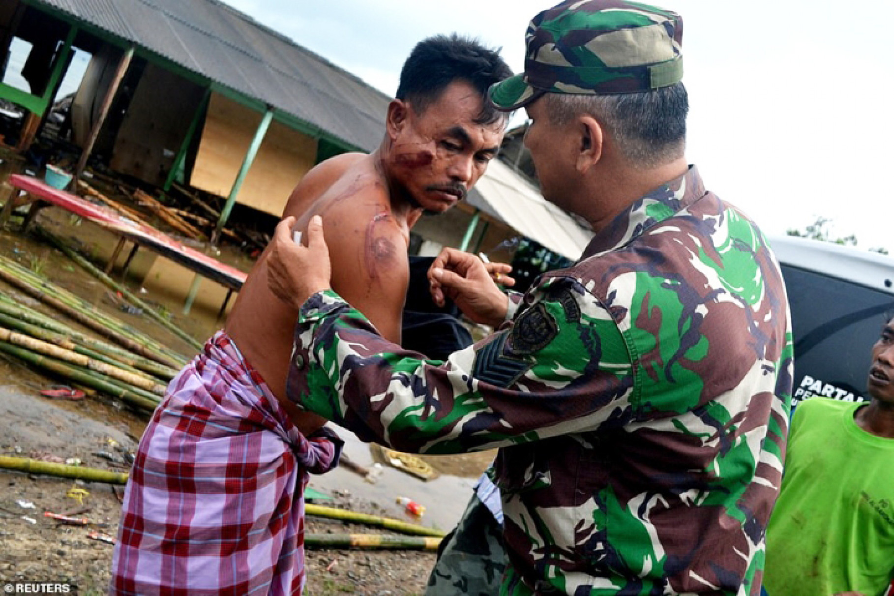Giới chức Indonesia đã lập tức điều động các đội phản ứng khẩn cấp đến vùng thiên tai để tiến hành công tác tìm kiếm và cứu nạn, sơ tán người dân đến nơi an toàn. Trang thiết bị hạng nặng đang được chuyển đến những vùng chịu thiệt hại nghiêm trọng nhất để hỗ trợ tìm kiếm người sống sót. Những trại lánh nạn dã chiến đang được thiết lập.

