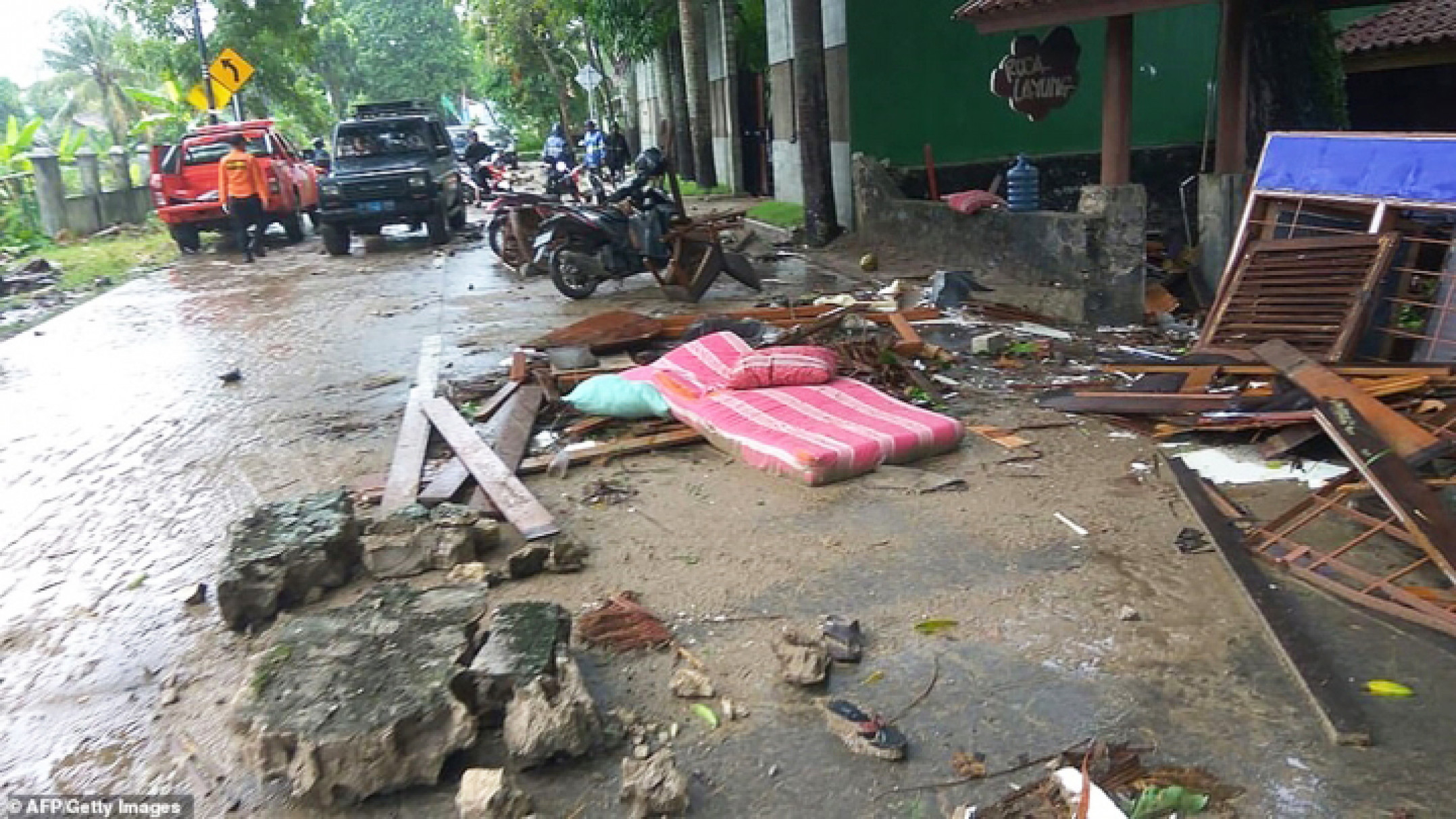 Hình ảnh truyền thông Indonesia đăng tải cho thấy cảnh tượng tan hoang ở các thị trấn chịu ảnh hưởng sóng thần. Nhà cửa bị phá hủy, các mảnh vụn, cây gãy đổ xen lẫn vào bùn đất rải rác trên đường xá. 