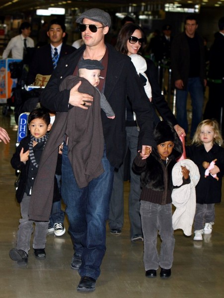 Ông bố 6 con Brad Pitt cũng thường xuyên xuất hiện trong hình ảnh tay bồng, tay bế