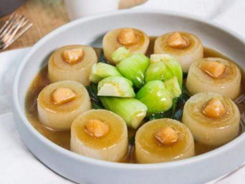 Củ cải trắng cắt thành những khúc dài tầm 4cm, hấp chín, sốt cùng dầu hào là món ăn mang hương vị Trung Hoa
