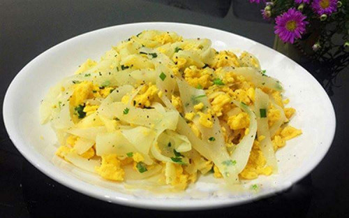 Củ cải thái lát mỏng xào cùng trứng gà là một món ăn chế biến nhanh gọn, đơn giản
