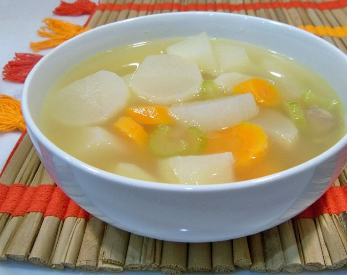Củ cải nấu cùng một số loại củ khác như su hào, cà rốt... tạo thành món súp chay thanh nhẹ.
