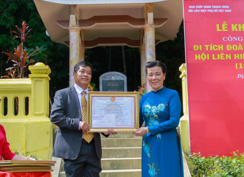 Tại buổi lễ, đại diện Ban Quản lý Khu di tích lịch sử - sinh thái ATK Định Hoá đã trao tặng Bằng chứng nhận Bảo tồn - Phát huy giá trị di sản văn hóa ATK Định Hóa - Thái Nguyên cho Hội LHPNVN.