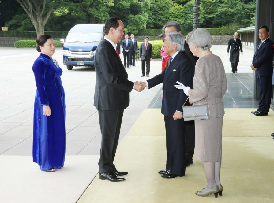 Nhà vua Nhật Bản Akihito đón Chủ tịch nước Trần Đại Quang. (Ảnh: Nhan Sáng/TTXVN)