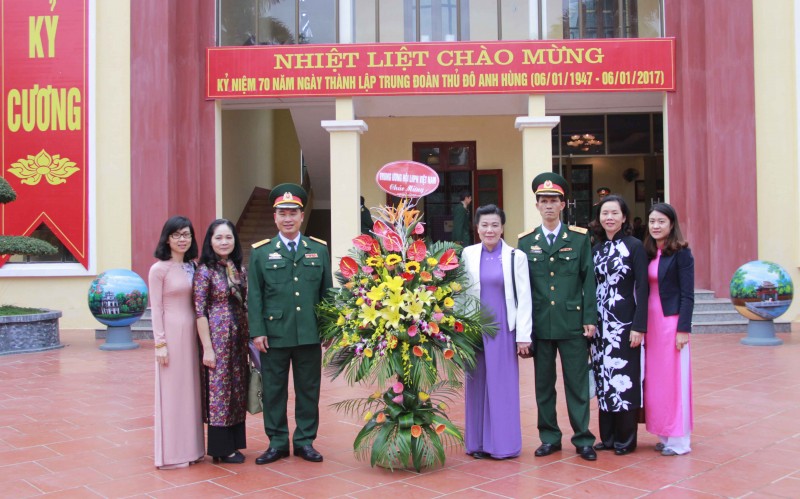 Phó Chủ tịch Hội LHPNVN Nguyễn Thị Tuyết (thứ 4 phải qua) đã trao tặng lẵng hoa chúc mừng Trung đoàn Thủ đô nhân 70 năm ngày thành lập.