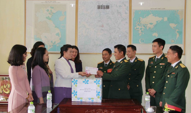 Nhân dịp này, Phó Chủ tịch Nguyễn Thị Tuyết và đoàn cán bộ TƯ Hội đã thăm hỏi và tặng quà Tết và động viên tinh thần cán bộ, chiến sĩ đơn vị kết nghĩa với TƯ Hội là Tiểu đoàn Bộ binh cơ giới 7 (Tiểu đoàn Bình Ca) thuộc Trung đoàn Bộ binh cơ giới 102.