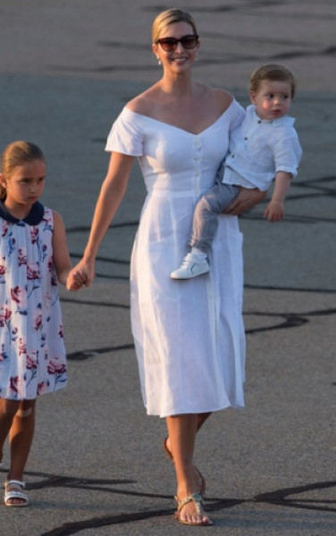 Ivanka Trump vừa kết thúc kỳ nghỉ vui vẻ cùng các con tại khu nghỉ mát của cha Donald Trump tại Bedminster, New Jersey. Cô xuất hiện trong bộ váy trắng dáng cổ điển khi bước lên chuyên cơ Air Force One.