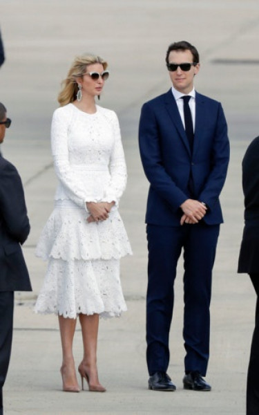 Đệ nhất Tiểu thư Hoa Kỳ đã chọn chiếc váy ren trắng của nhà thiết kế Oscar de la Renta và đôi bông tai của DanniJo trong chuyến thăm Isarel.