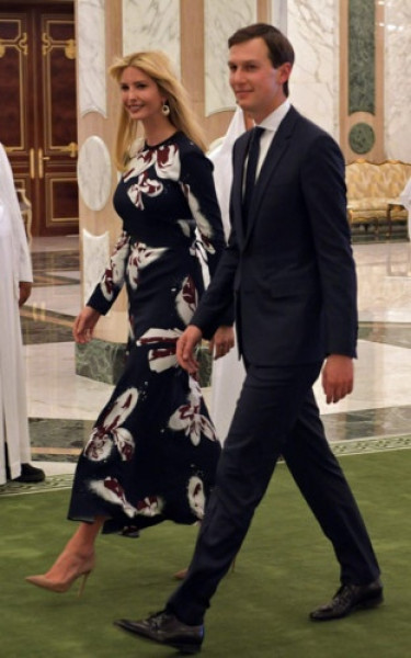 Trong chuyến đi đến Saudi Arabia cùng chồng Jared Kusher, Ivanka mặc chiếc váy hoa của nhà thiết kế Cedric Charlier trị giá 810 bảng (khoảng 24 triệu đồng), và đôi giày da lộn màu nude của Gianvito Rossi giá 470 bảng (khoảng 14 triệu đồng).