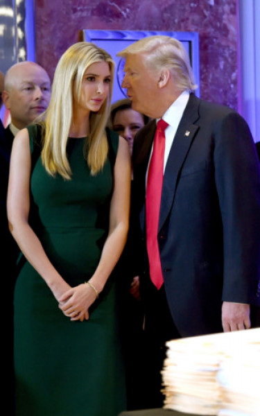 Ivanka thanh lịch trong bộ váy màu xanh bó sát với điểm nhấn tinh tế ở eo tại buổi họp báo sau Lễ nhậm chức của cha cô.