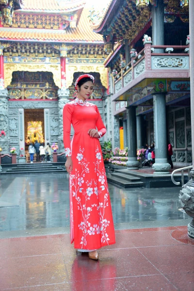 Khi ghé thăm ngôi chùa Quan Âm ở núi Trúc Lâm, người đẹp đã diện các trang phục áo dài nằm trong bộ sưu tập “Cánh én mùa xuân” mà cô tự thiết kế.