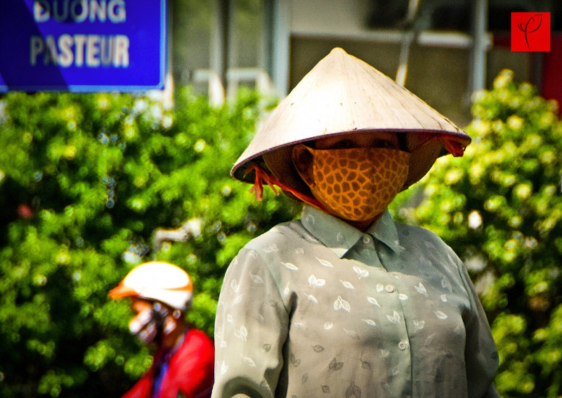 Những người buôn bán trên phố luôn phải che kín để tránh nắng