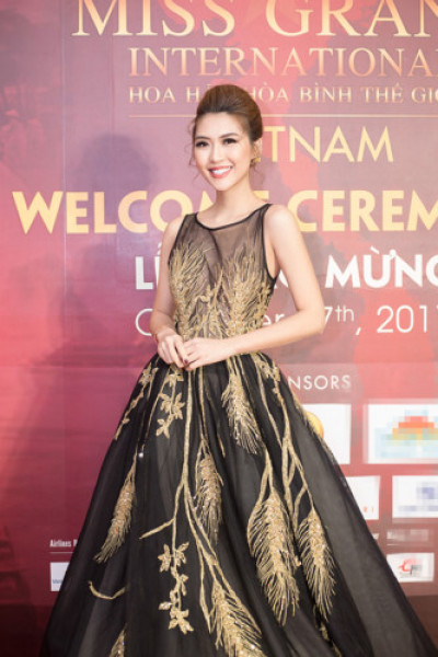 Xuất hiện trong buổi ra mắt 80 nhan sắc tham gia Hoa hậu Hòa bình Thế giới, đại diện Việt Nam tại Hoa hậu Liên lục địa 2017 Tường Linh rạng rỡ và xinh đẹp trong bộ trang phục lộng lẫy của NTK Lê Thanh Hòa.