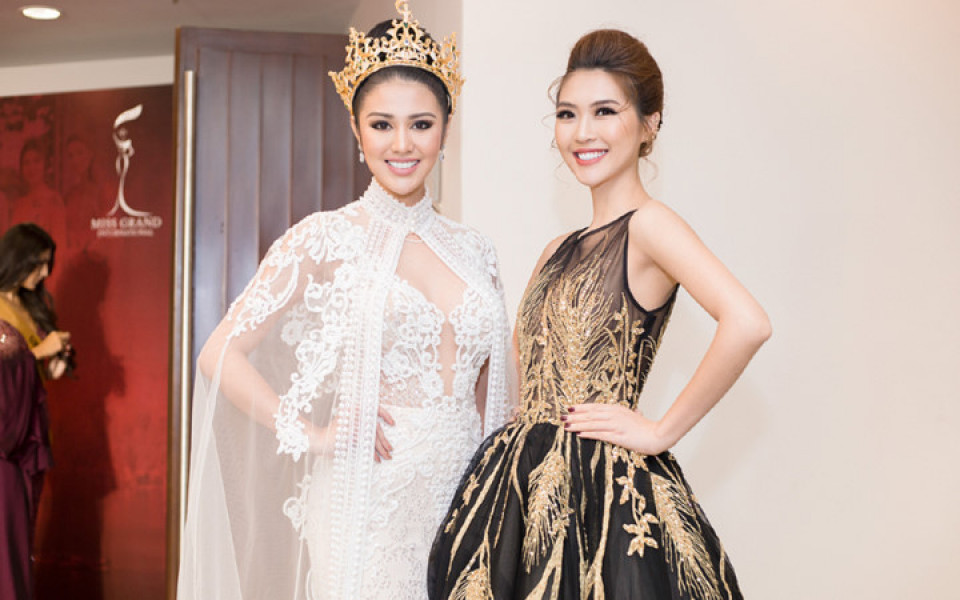 Nhan sắc đến từ Indonesia vừa đoạt giải Miss Grand Slam 2016 (Hoa hậu của các hoa hậu, do trang Globalbeauties bình chọn) cũng gây thu hút truyền thông với bộ trang phục lộng lẫy. 