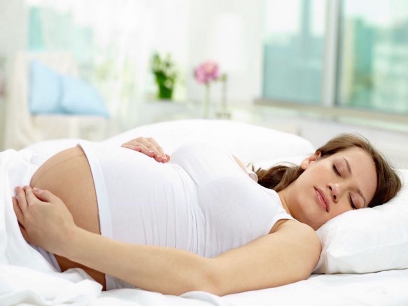 Chuẩn bị một số gối mềm xung quanh: Khi mang thai, ngủ ở bất cứ vị trí nào sẽ cảm thấy không thoải mái ở một thời điểm nào đó. Để làm cho bạn cảm thấy thoải mái và ngủ ngon vào ban đêm, trên giường của bạn nên có những chiếc gối mềm để ôm và nâng đỡ cơ thể.