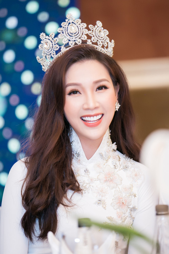 Trong đêm chung kết Mrs Áo dài 2018, cô đã vượt qua diễn viên Thảo Trang - vợ cũ của cầu thủ Phan Thanh Bình để giành vương miện Hoa hậu. Thảo Trang là Á hậu 1 của cuộc thi này.