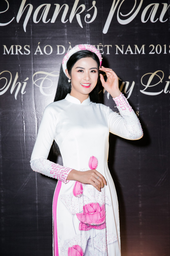 Hoa hậu Ngọc Hân diện chiếc áo dài trắng có họa tiết hoa sen do chính cô thiết đến dự tiệc của bạn thân