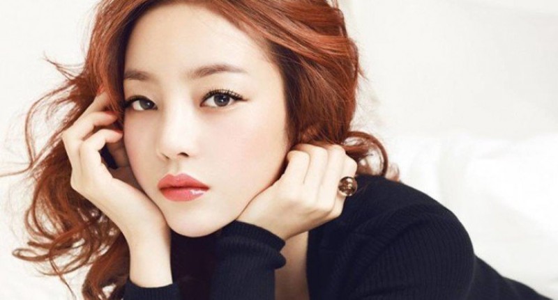 Goo Hara (KARA): Người đẹp của nhóm nhạc thần tượng một thời KARA khuyên tất cả mọi người nên đắp dưa chuột mặt nếu cảm thấy da bị khô. Dưa chuột là một nguồn tuyệt vời của hợp chất silica và các chất chống lão hóa mà giúp tăng độ ẩm cho làn da của bạn.