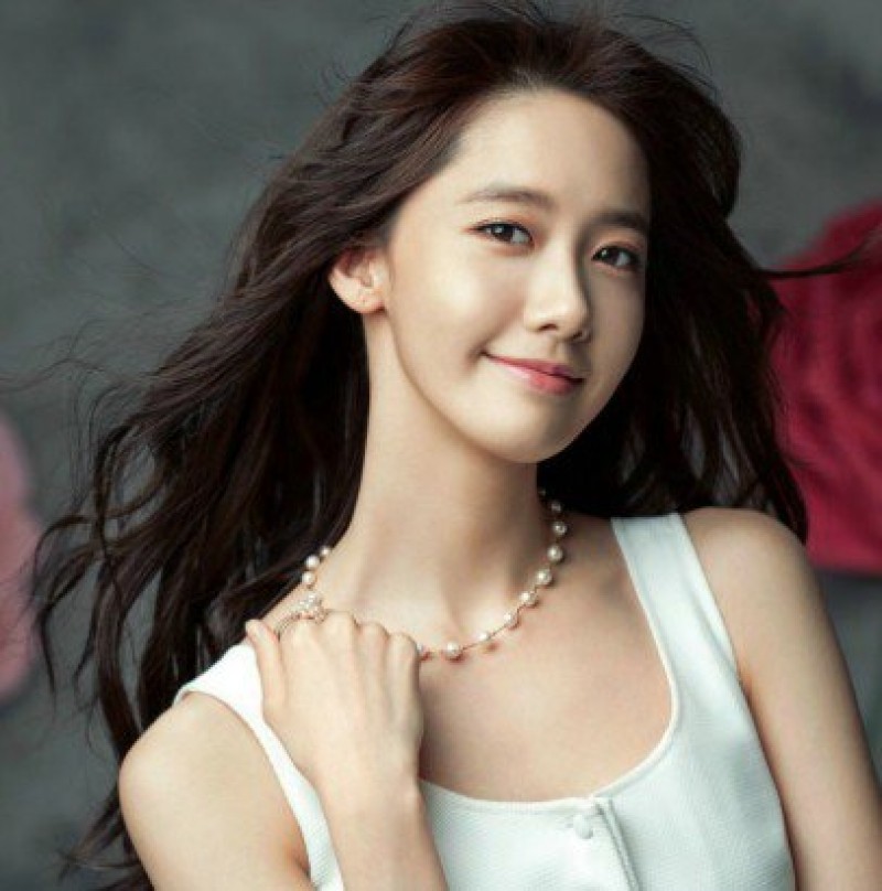 Yoona (SNSD): Yoona luôn ưu tiên ngủ trên hết vì quá trình ngủ cho phép tái tạo tế bào da. Cô cũng tin rằng làm sạch làn da thường xuyên chính là chìa khóa để làn da trắng sáng.