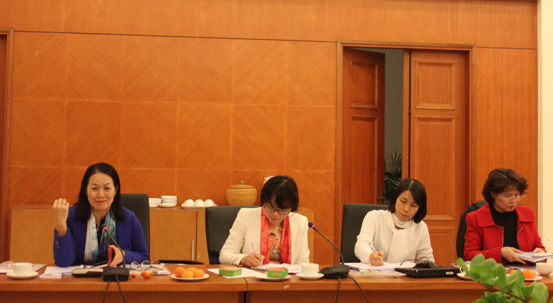 Phó Chủ tịch Hội LHPNVN Bùi Thị Hòa (áo xanh, ngoài cùng bên trái) quan tâm, trao đổi về những vấn đề liên quan đến sự phát triển của các phong trào phụ nữ trong đấu tranh đòi công bằng, bảo vệ nữ quyền và thúc đẩy sự phát triển của phụ nữ trong các lĩnh vực chính trị, xã hội…