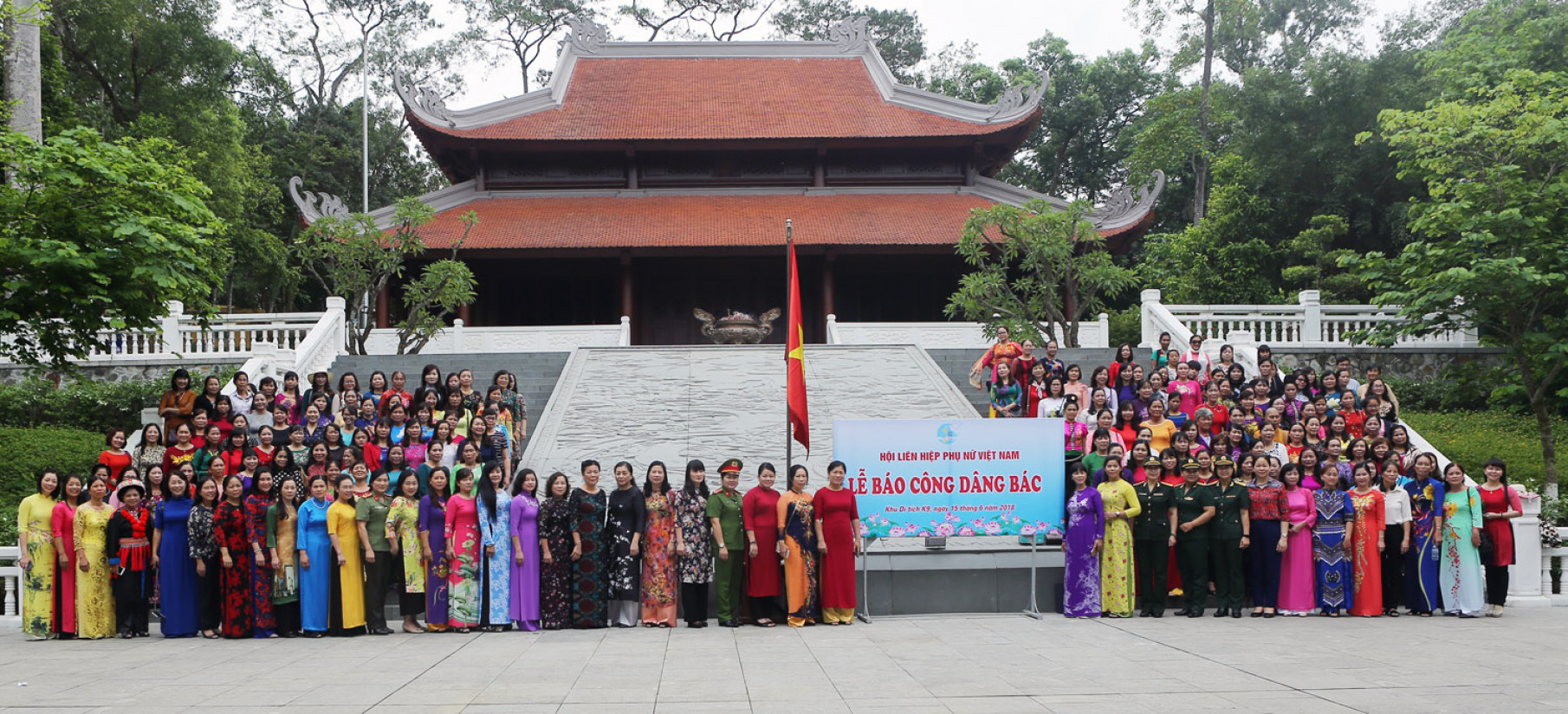 Đoàn đại biểu chụp ảnh lưu niệm tại khu di tích lịch sử Đá Chông - K9.
