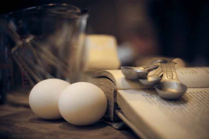 Cung cấp các khoáng chất cần thiết: Trứng chứa nhiều kẽm, sắt và photpho - những khoáng chất quan trọng đối với cơ thể. Thiếu sắt có thể khiến bạn mệt mỏi, uể oải và gắt gỏng. Kẽm giúp tăng cường hệ miễn dịch, trong khi photpho cần thiết cho xương chắc khỏe.
