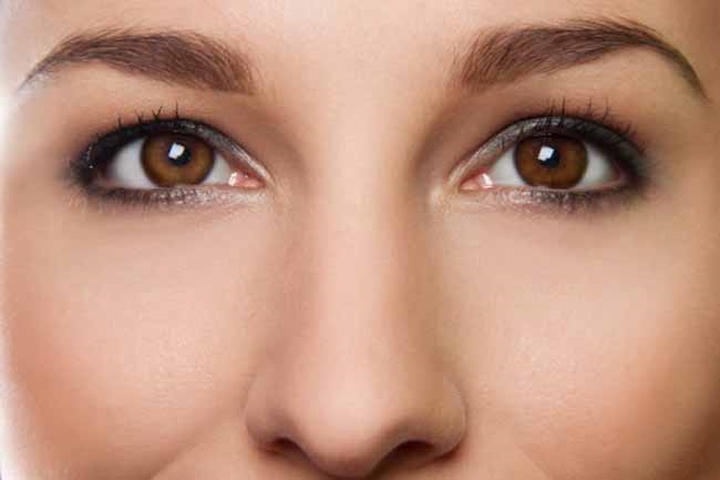 Bảo vệ đôi mắt: Lutein và zeaxanthin trong trứng là những thành phần quan trọng đối với sức khỏe đôi mắt vì chúng giúp bảo vệ mắt khỏi tổn thương do các gốc tự do. Cơ thể dễ hấp thụ các chất này từ trứng hơn từ các nguồn khác.