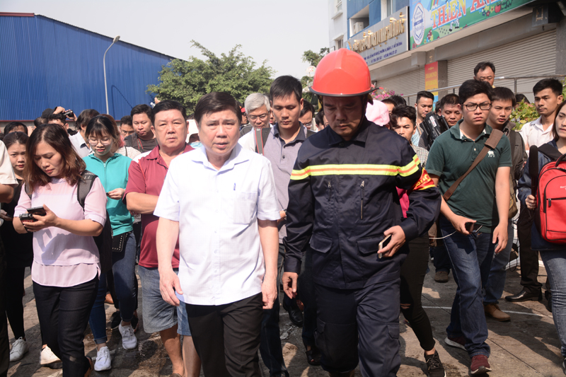  Chủ tịch UBND TP.HCM Nguyễn Thành Phong có mặt tại hiện trường chỉ đạo xử lý vụ việc.