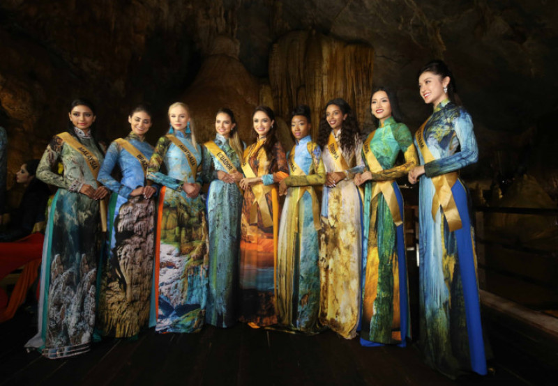 Người đẹp của Hoa hậu Hòa bình Thế giới 2017 đã diện áo dài đi thăm hang động hang động Quảng Bình. Trang phục kín đáo, nền nã của chiếc áo dài đã góp phần đã tôn lên đường cong gợi cảm của các hoa hậu.