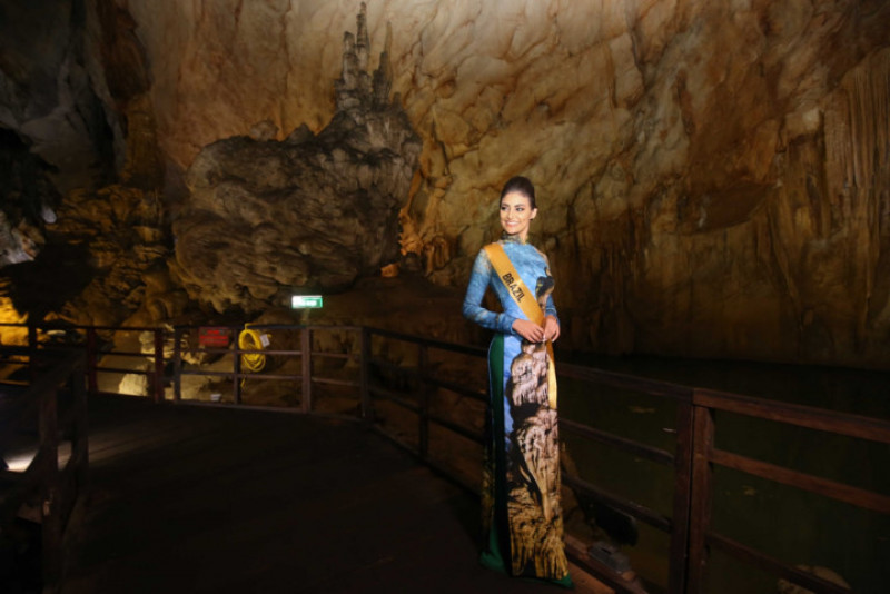 Tại hang động, ngoài việc khám phá, tham quan, một số người đẹp còn có cơ hội thực hiện phần thi photoshoot với áo dài - một trong những biểu tượng thời trang của Việt Nam.
